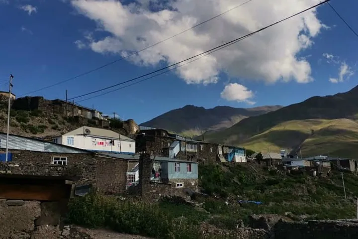 Высокогорное село Хыналыг над облаками