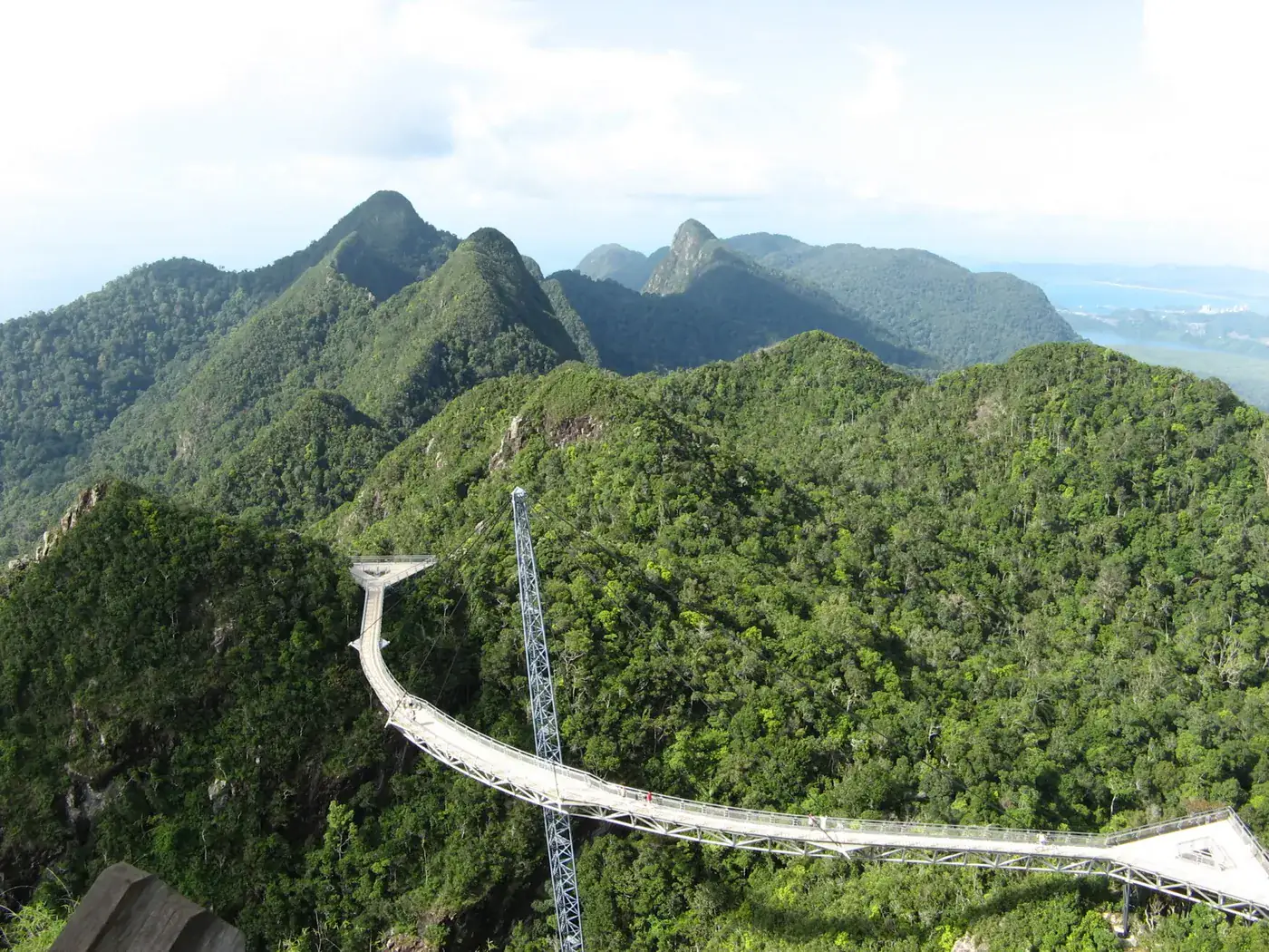 Канатная дорога и Sky Bridge на острове Лангкави, тропические джунгли в кадре