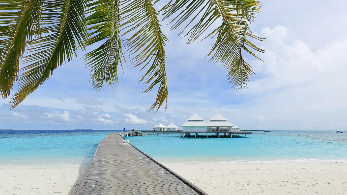 Бунгало над водой на курорте Diamonds Thudufushi в атолле Ари