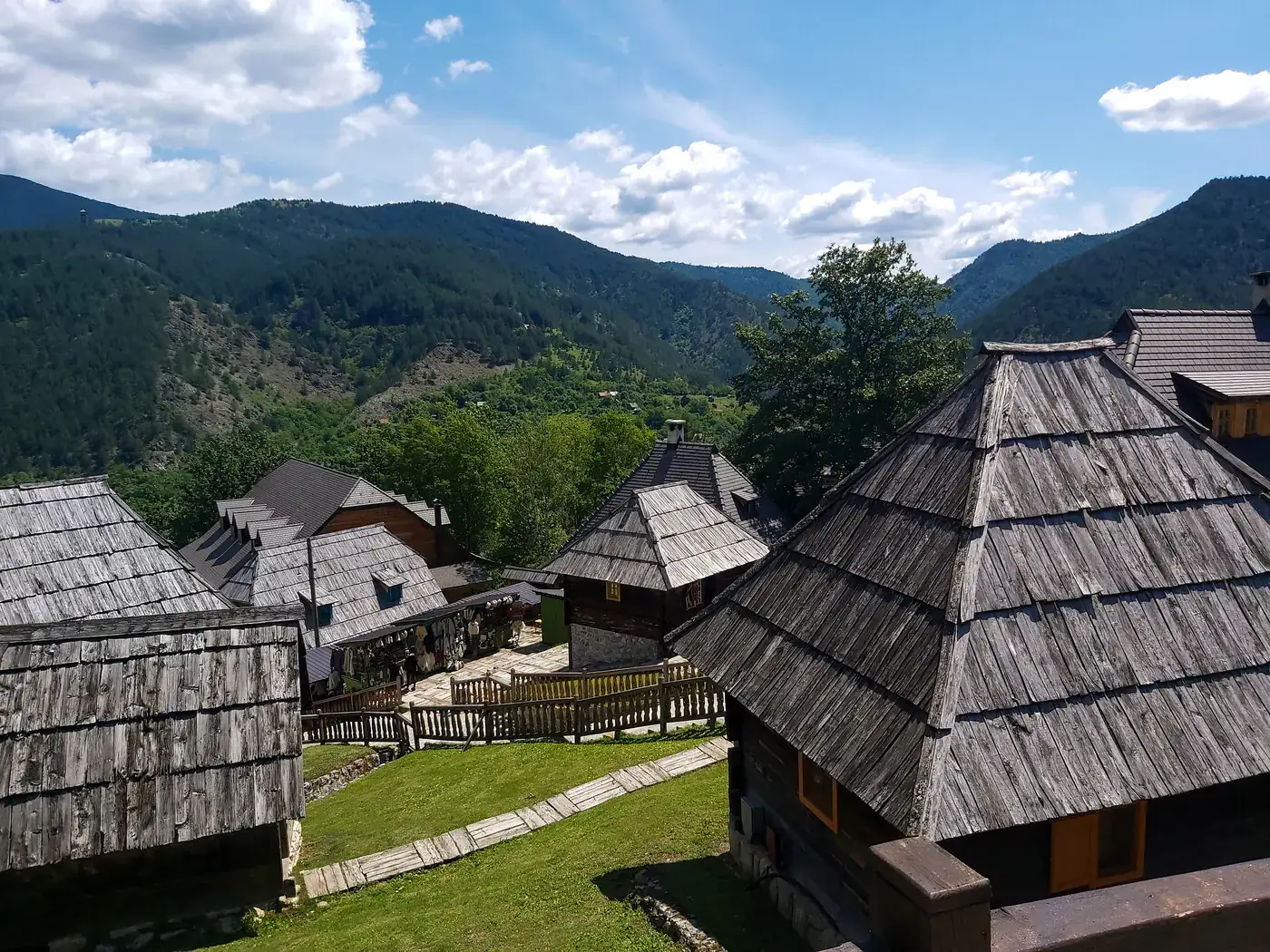 Дрвенград — деревянная деревня Эмира Кустурицы на горе Мечавник