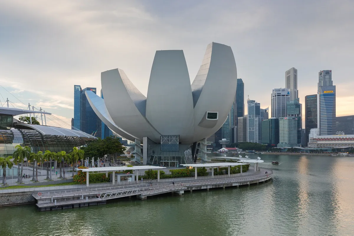 Marina Bay Sands и супердеревья Gardens by the Bay в вечерней подсветке — символ Сингапура