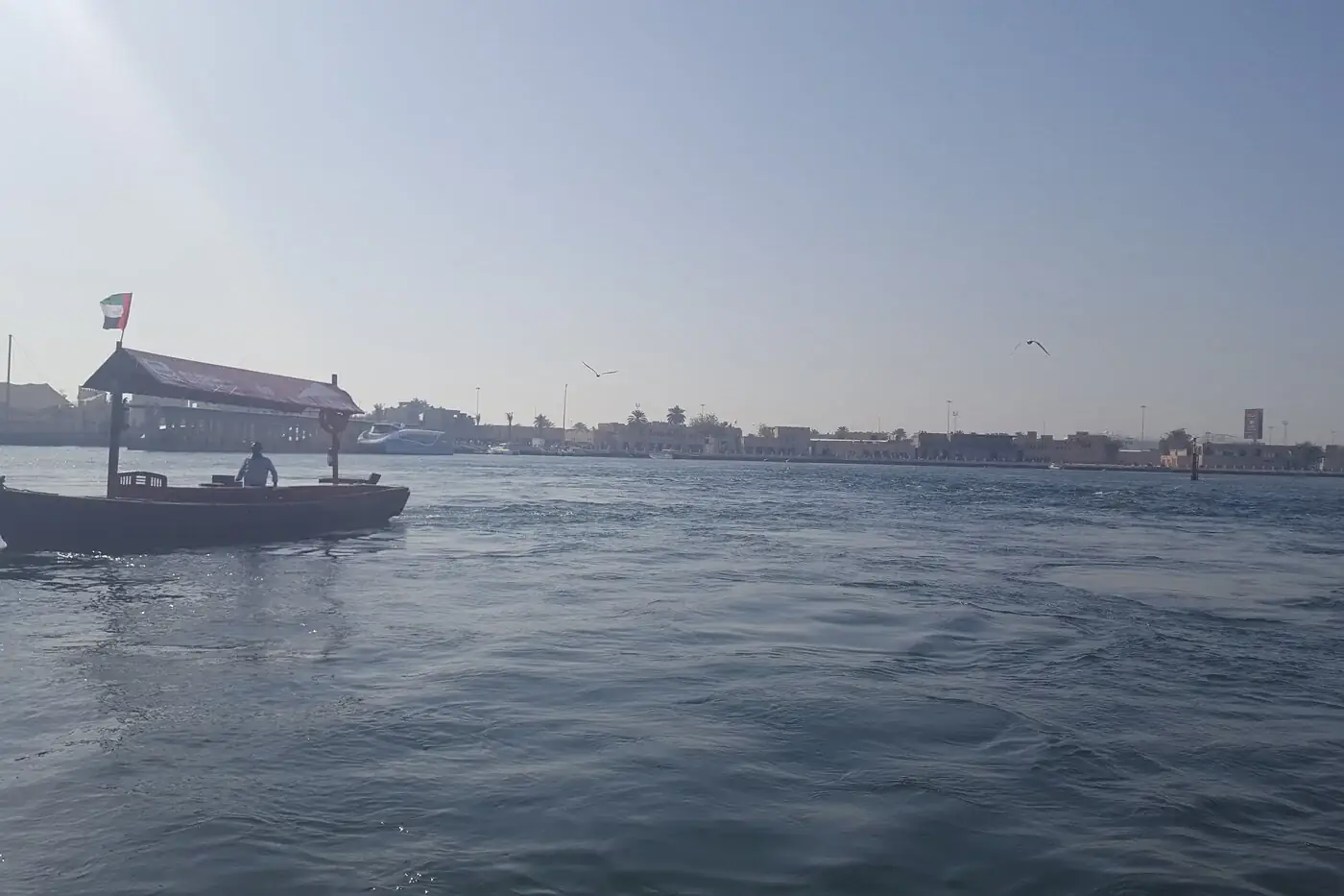 Традиционная абра пересекает Dubai Creek — лодочный транспорт между историческими кварталами Бур-Дубая и Дейры